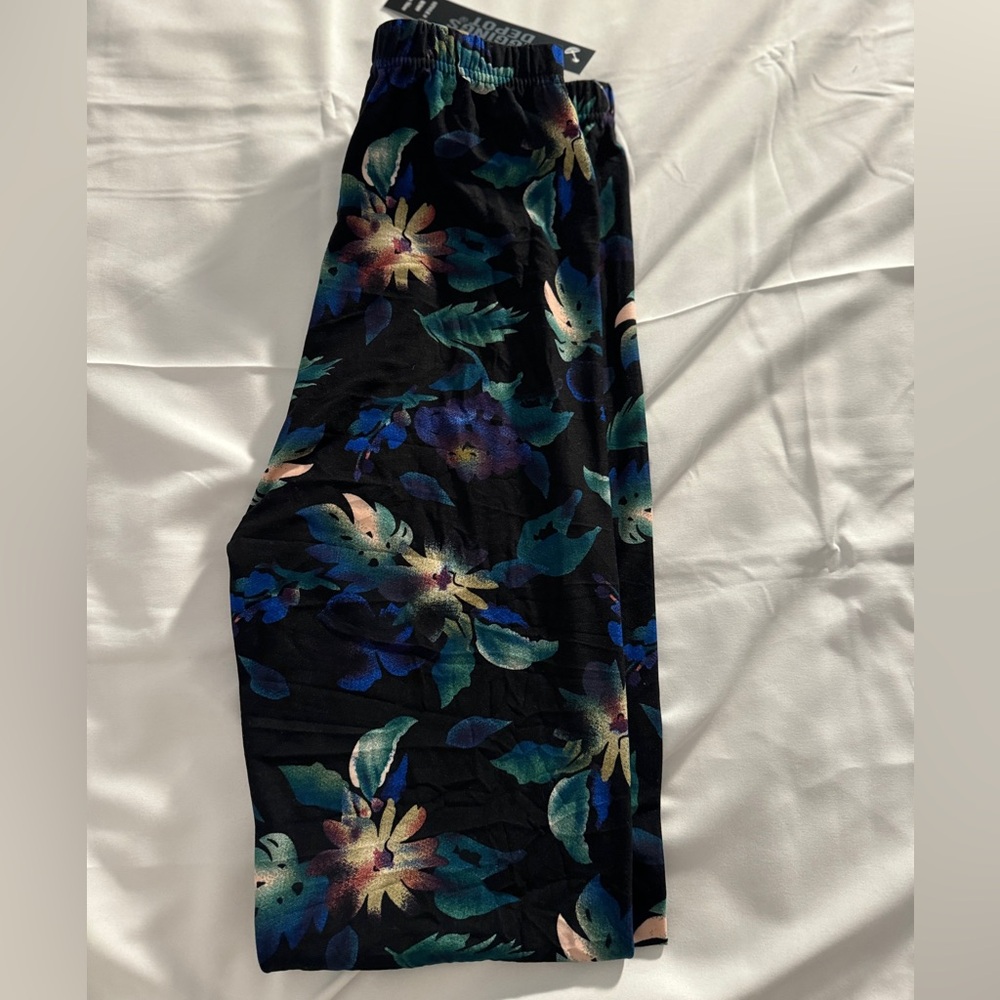 NWT: Leggings Depot leggings in Camo flower pattern green, peach, purple, blue